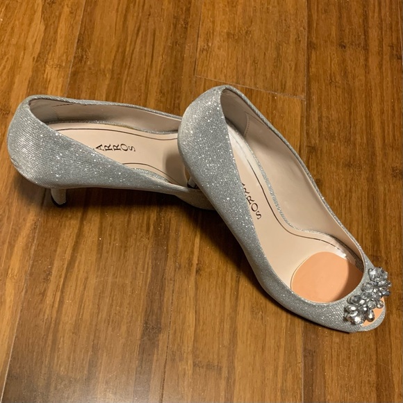 Caparros Rhinestone Buckle Peep Toe Silver 2.5”  Heel Party Bridal Shoes 10.5 B - Picture 11 of 14
